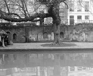 883496 Gezicht op de werfkelder bij het pand Oudegracht 349 te Utrecht.